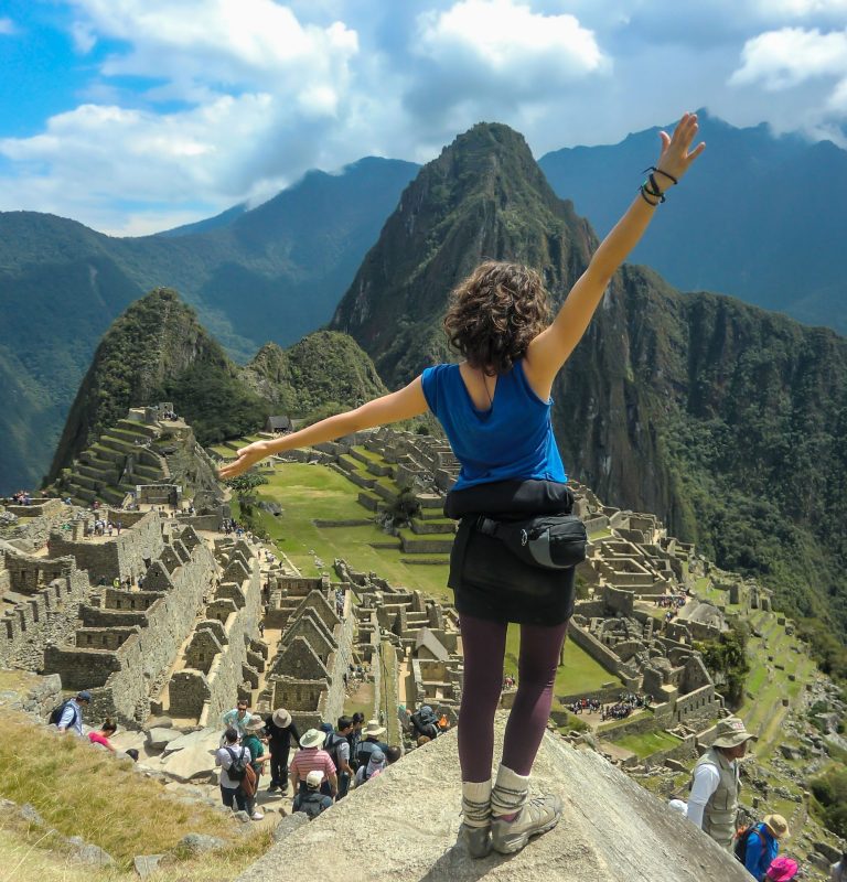 woman-from-posing-sanctuary-machu-picchu-urubamba-cusco-peru-scaled-roizalpv159j4zqdmhivztnj18s1kde8n3rclqyibk Machu Picchu foto clásica